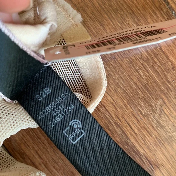 NWT Victoria's Secret Very Sexy Starburst Plunge Bra Cream Underwire Unlined 32B - Picture 13 of 13